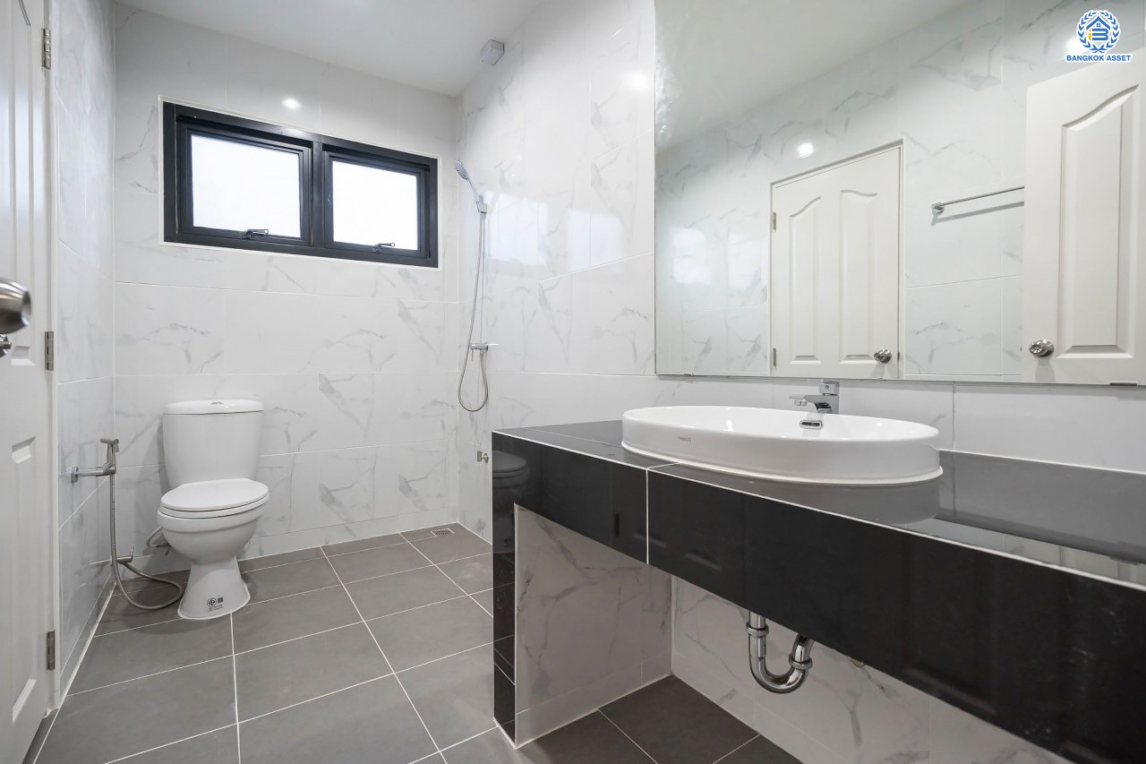 บ้านมือสองตกแต่งใหม่ แบรนด์ LH โครงการ ชัยพฤกษ์ วัดลาดปลาดุก ตอบโจทย์ทุกการอยู่อาศัย เนื้อที่ 106 ตร.ว. พื้นที่ใช้สอยมากถึง 225.5 ตร.ม. ฟังก์ชัน 3 ห้องนอน 4 ห้องน้ำ 1 ห้องแม่บ้าน จอดรถได้ 2 คัน บนทำเลดีที่สุด! ใกล้เซ็นทรัลเวสต์เกต ทางด่วน "กาญจนาภิเษก" และรถไฟฟ้าสายสีม่วง "สถานีคลองบางไผ่"